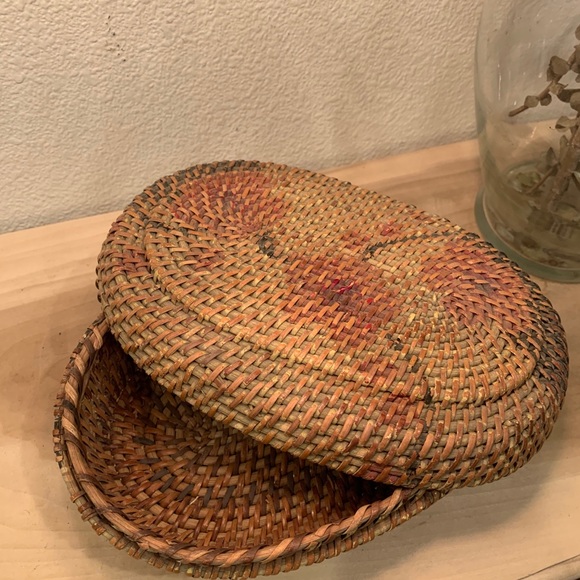 Woven basket - Picture 1 of 4